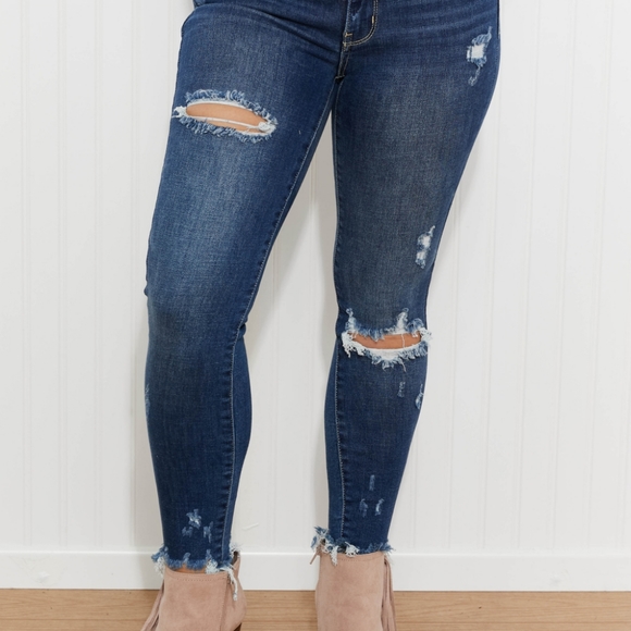 NEW! Judy Blue Winnie Full Size Mid-Rise Destroyed Skinny Jeans - Picture 4 of 9